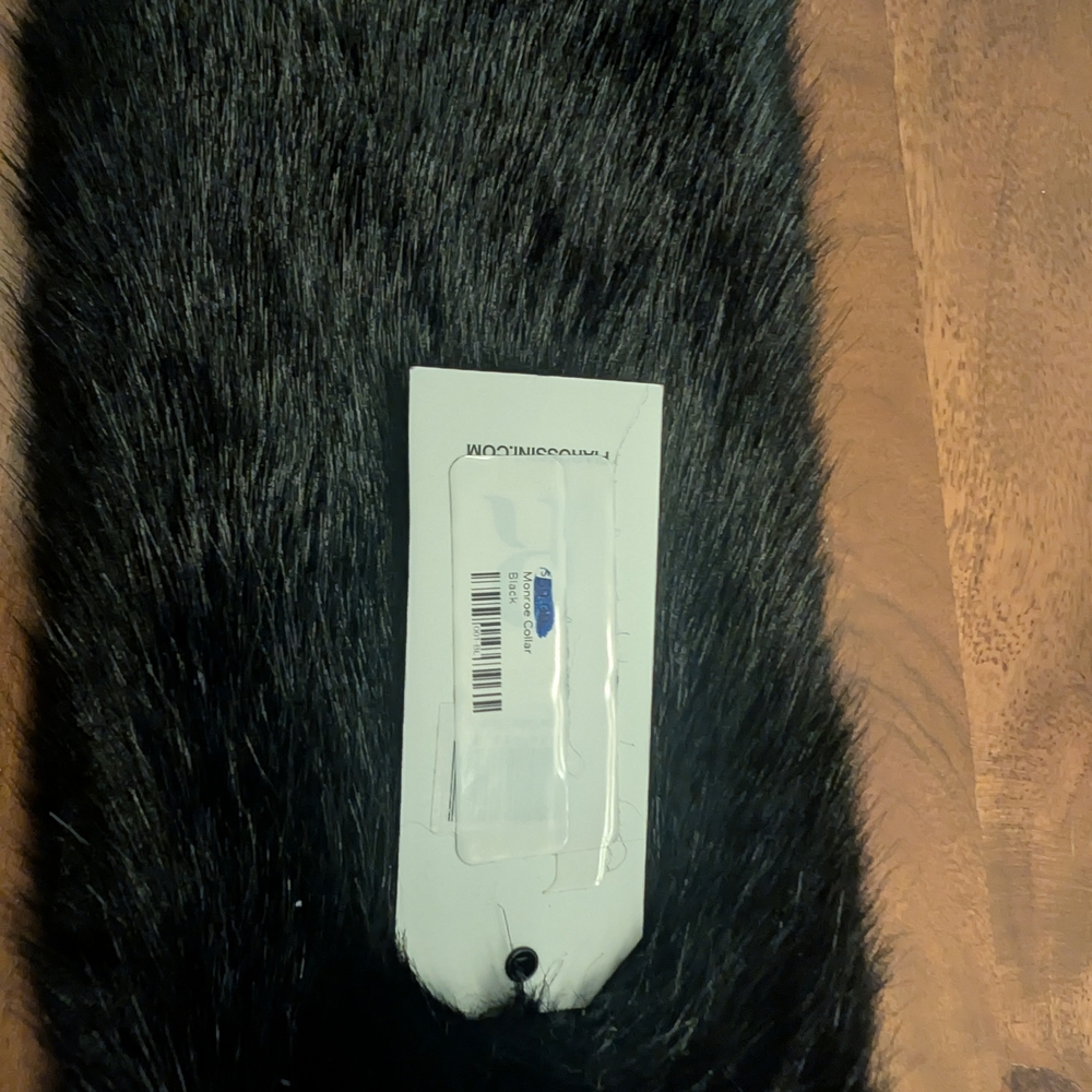Elegant Black Faux Fur Scarf - Picture 4 of 6